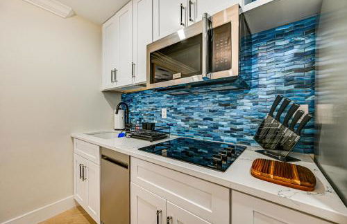 Upscale Naples Condo with Pool Access Walk to Pier! - Foto 12