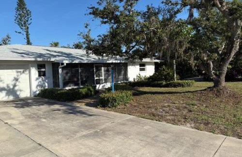Cool ranch home with heated pool near beach - Foto 14
