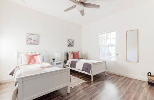 3BR Modern, Gated Home w FreePking, BBQ, Firepit, Mins to Downtown - Foto 10