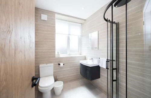 Stanway Apartments- Free Parking & Close To Tram Stop - Photo 22