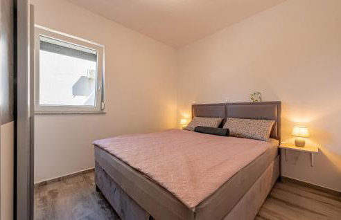 Beautiful Apartment In Prizna With Wifi - Photo 7