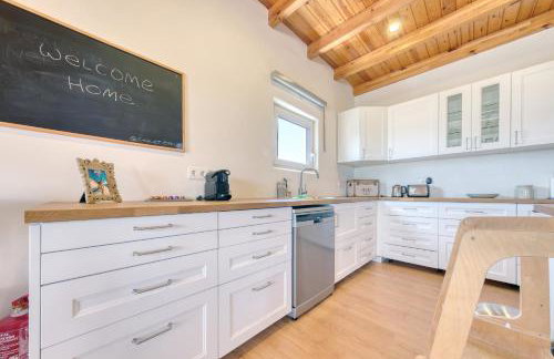 Chalet Emily Alpine Chic with Hot Tub and Ocean View By Lanzarote Vacation Homes - Foto 34