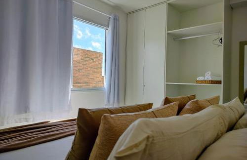 Apto 2 quartos com ar, piscina e varanda I 6 min praia Aruana - Foto 3