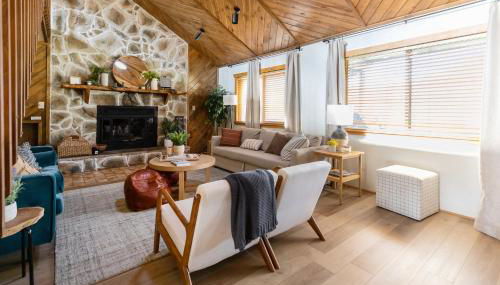 Whispering Hollow Lodge on Greer Main St! - Foto 5