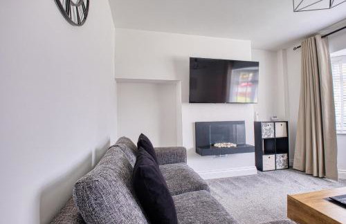 Westhoughton 3 Bedroom House - Free Parking - Photo 2