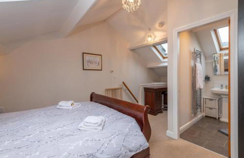 Sleeps 5 - 3 Bedrooms - walk to the square hosted Happy Valley cast - Foto 41