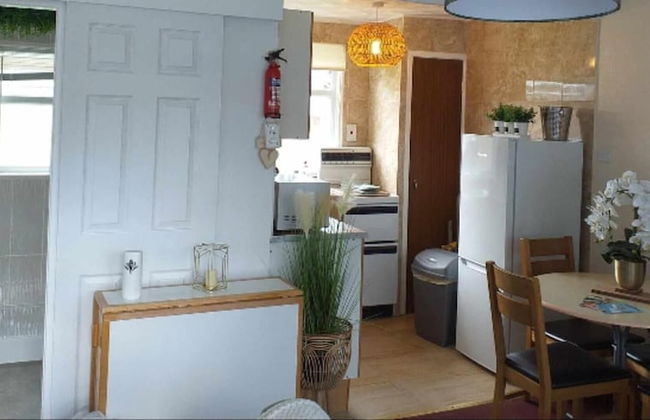 2 Bed Chalet Sleeps 5 - Pets, Parking, Near Beach - Foto 4