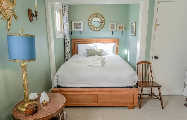 Pet Friendly 1900 Classic 3 Bedroom Value - Photo 2