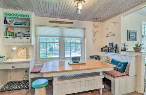 Cape Cod Cottage with Deck, Grill, and Games! - Foto 8