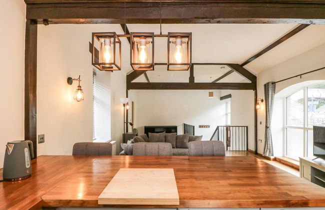 COACH HOUSE - Photo 23