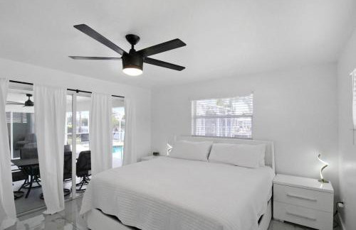 Chic & modern canal-front retreat with private pool - Azure Tides - Photo 27