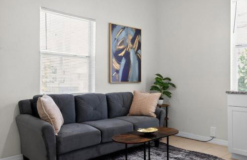 Stylish Home- Mins to St Josephs Hospital & DT - Foto 1