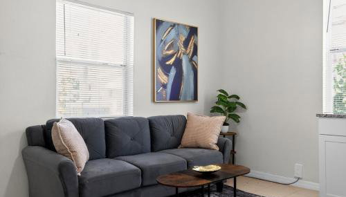 Stylish Home- Mins to St Josephs Hospital & DT - Foto 1