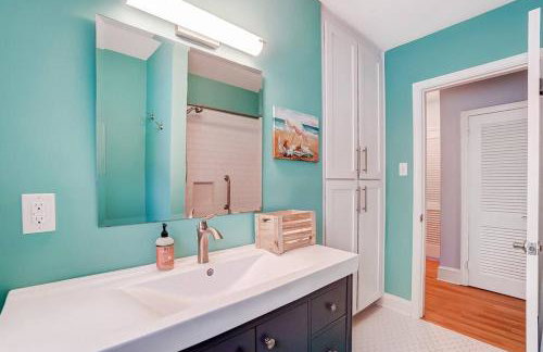 Poolside Bungalow with Fire Pit Fun and King Suite - Foto 21