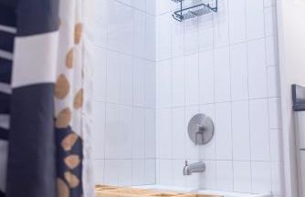 Cozy 1BR with Private Balcony, Gym, Pool & Workspace - Foto 29