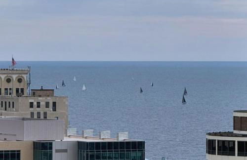 Comfy, Close to Downtown with Lake & Lift Bridge Views - Foto 51