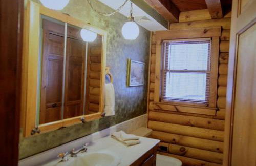 Log Cabin with a Hot Tub in Ellicottville, For Magical Glamping Escapes in New York - Foto 29