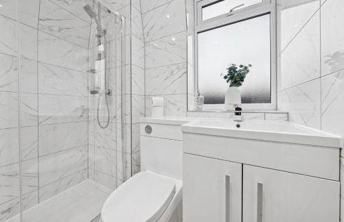 Bude Road Cosy and Modern Retreat Transport Link 4 BR By AltoLuxo Short Lets & Serviced Accommodation - Foto 10