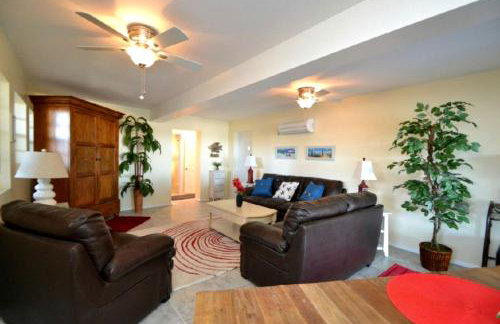 Beautifully Decorated Waterfront Chalet Rental in Grant, Florida - Photo 8