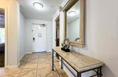 Spacious 3 Bed 3 Bath Luxury Condo 5 min from Disney - Photo 40