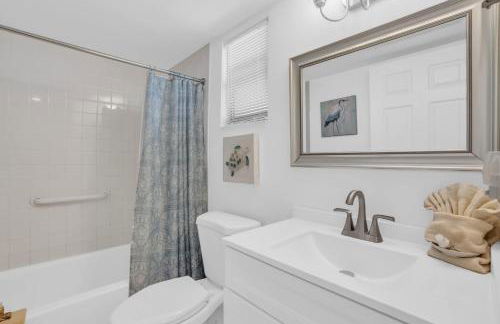 Corner Unit Updated And Near Lobby - Photo 18