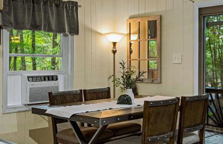Frolic on Fern by Avantstay Enclosed Deck w/ Forest Views, Bar - Foto 16