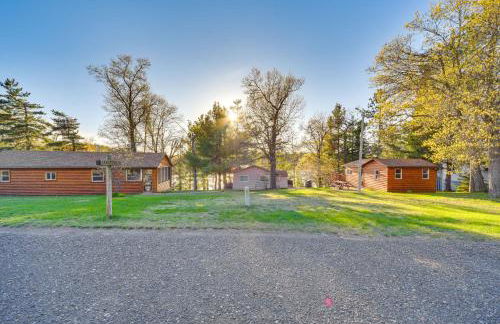 Lakefront Cabin with Dock, Fire Pits in Danbury! - Foto 40