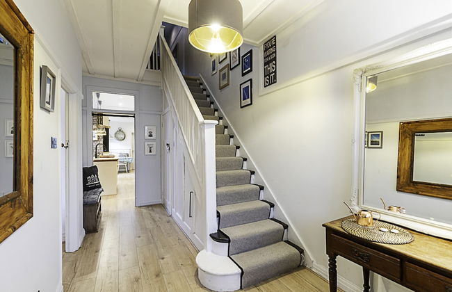 Gorgeous 4-bed Home With a Fireplace and Terrace - Foto 19