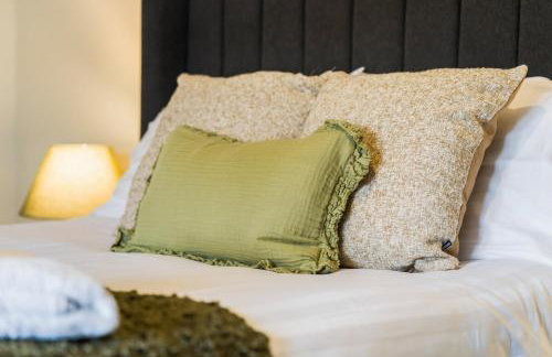 #111 New Farm with hot tub and Sauna - Sleeps 18 - Near Elmore Park - " Perfect for Contractors and Families - Parking space for 10 cars" - Foto 31