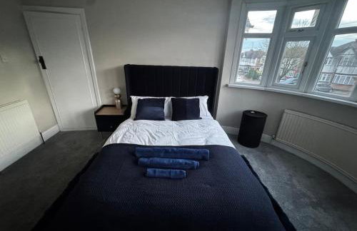 Modern 3-Bedroom House with Private Parking - Photo 13