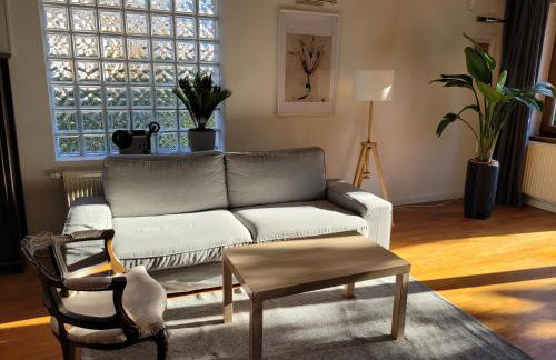 Uroczy dom na ładnym podwarszawskim osiedlu - Foto 7