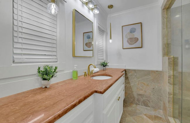 Luxury 7BR Buckhead Oasis w Pool Gameroom Firepit - Foto 11