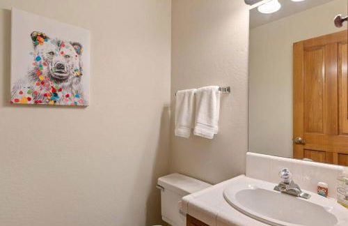 Cozy 3BR Dog-Friendly Cabin- Level 2 EV Chgr - Photo 16