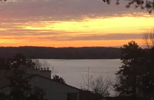 Lake front Keowee Condo with Balcony & Resort Amenities! 20 min to Clemson condo - Foto 36
