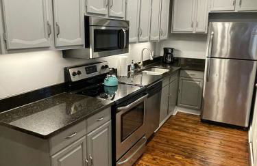 HISTORIC DOWNTOWN KING BED COTTAGE- PARKING and PATIO - Foto 54