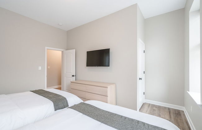 Designer Townhome 2 of 3 Left Side - JZ Vacation Rentals - Photo 3