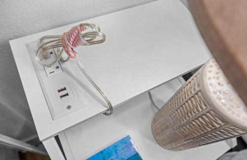 Entire Private Home with 4 Bedrooms 2 Bathrooms, Hot Tub, King Bed, 80 TV, Gated Yard, Ranch Style, Available Now - Foto 50