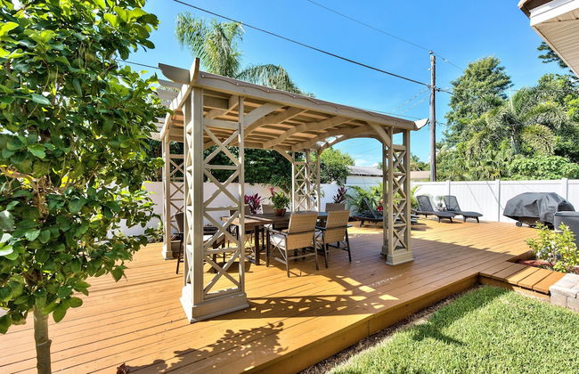 Amalfi Vacation Rental: Stylish 3-BR Retreat Steps from Vanderbilt Beach. Relax by the Private Pool and Enjoy Modern Amenities. Ideal for Families with Easy Access to Mercato and Local Attractions - Photo 13