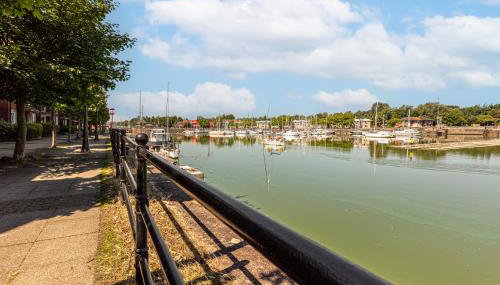 Waterfront 2 Bed Apartment - Free Parking & Wi-Fi - Foto 5