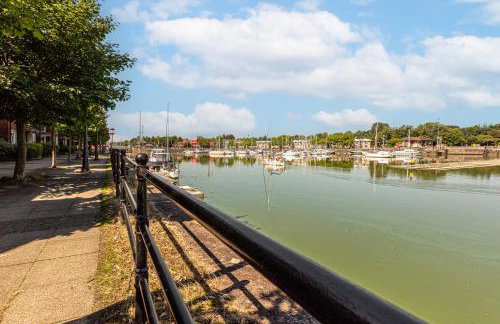 Waterfront 2 Bed Apartment - Free Parking & Wi-Fi - Foto 5