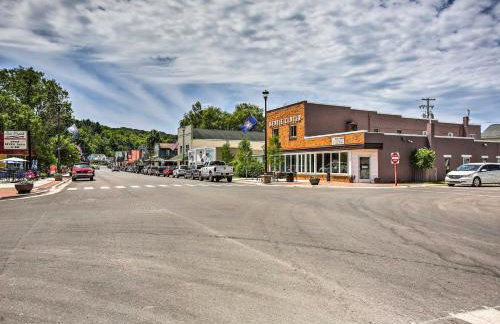 Elegant Stone Cottage Steps to Crystal Lake Beach - Foto 28