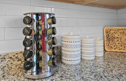 Modern Moroccan Villa w/ Firepit, BBQ + Game Room! - Foto 53