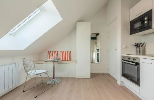 Studio sous les combles côté cour, parking gratuit - Foto 2