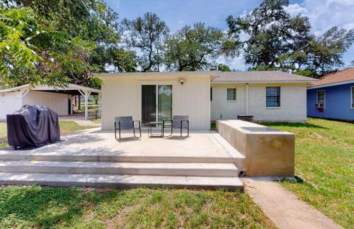 Dog-Friendly Waterfront Home with Dock, Grill, Water Views, Patio, Washer/Dryer - Photo 20