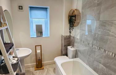 Barber House, Hoyland with two allocated parking spaces - Foto 7