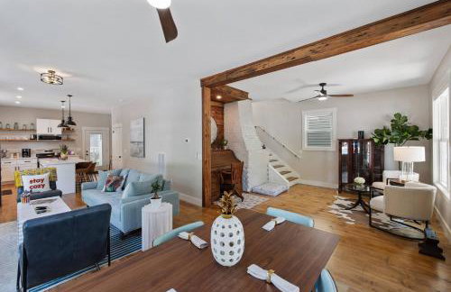 Downtown | Gorgeous | Pet Friendly! - Photo 8