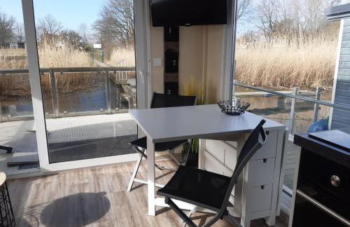 Hausboot-schwimmendes-Ferienhaus-im-Havelbogen-Haus-auf-dem-Wasser - Foto 8