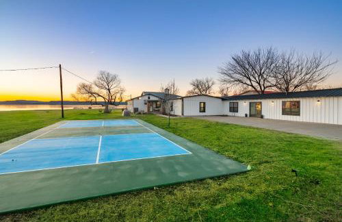 Lakefront Gem with Hot Tub and Game Room in Graford - Foto 40