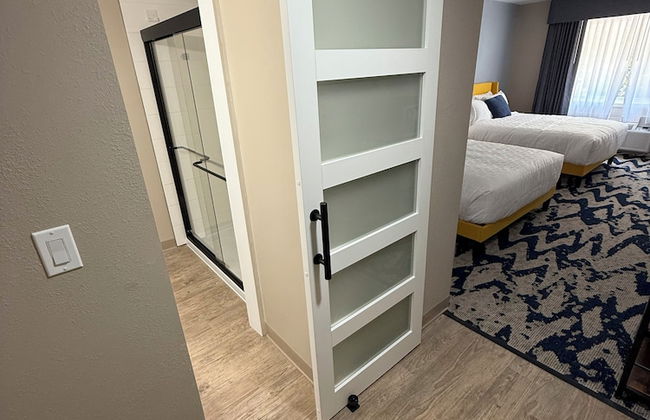 Lighthouse Inn & Suites - Photo 27