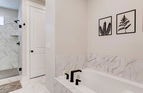 Midway to Heaven! BRAND NEW 5 bed 4.5 bath, HOTTUB - Photo 41